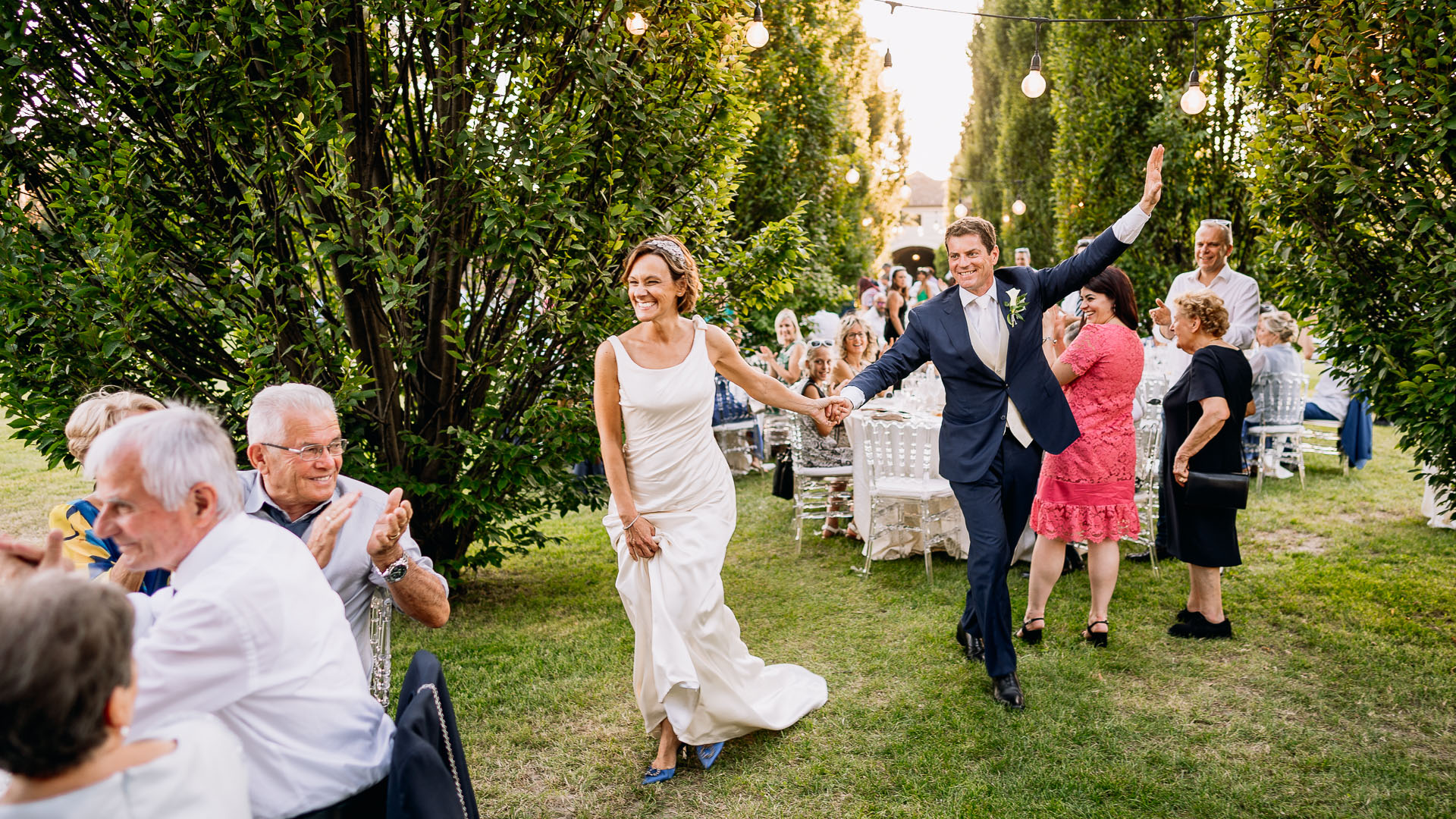 Ivana Vegetti è da anni una wedding planner – il significato? Con esperienza e precisione, guida le coppie verso il servizio che a loro serve: full planning, organizzazione prima dell'evento, coordinazione durante l'evento.