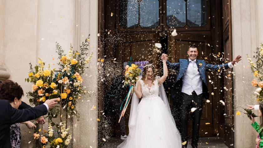 Durante il matrimonio di Erica e Andrea, ogni angolo di Villa Trivulzio di Omate si è acceso con i toni ottanio, giallo e arancione.