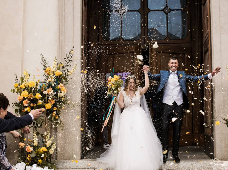 Durante il matrimonio di Erica e Andrea, ogni angolo di Villa Trivulzio di Omate si è acceso con i toni ottanio, giallo e arancione.