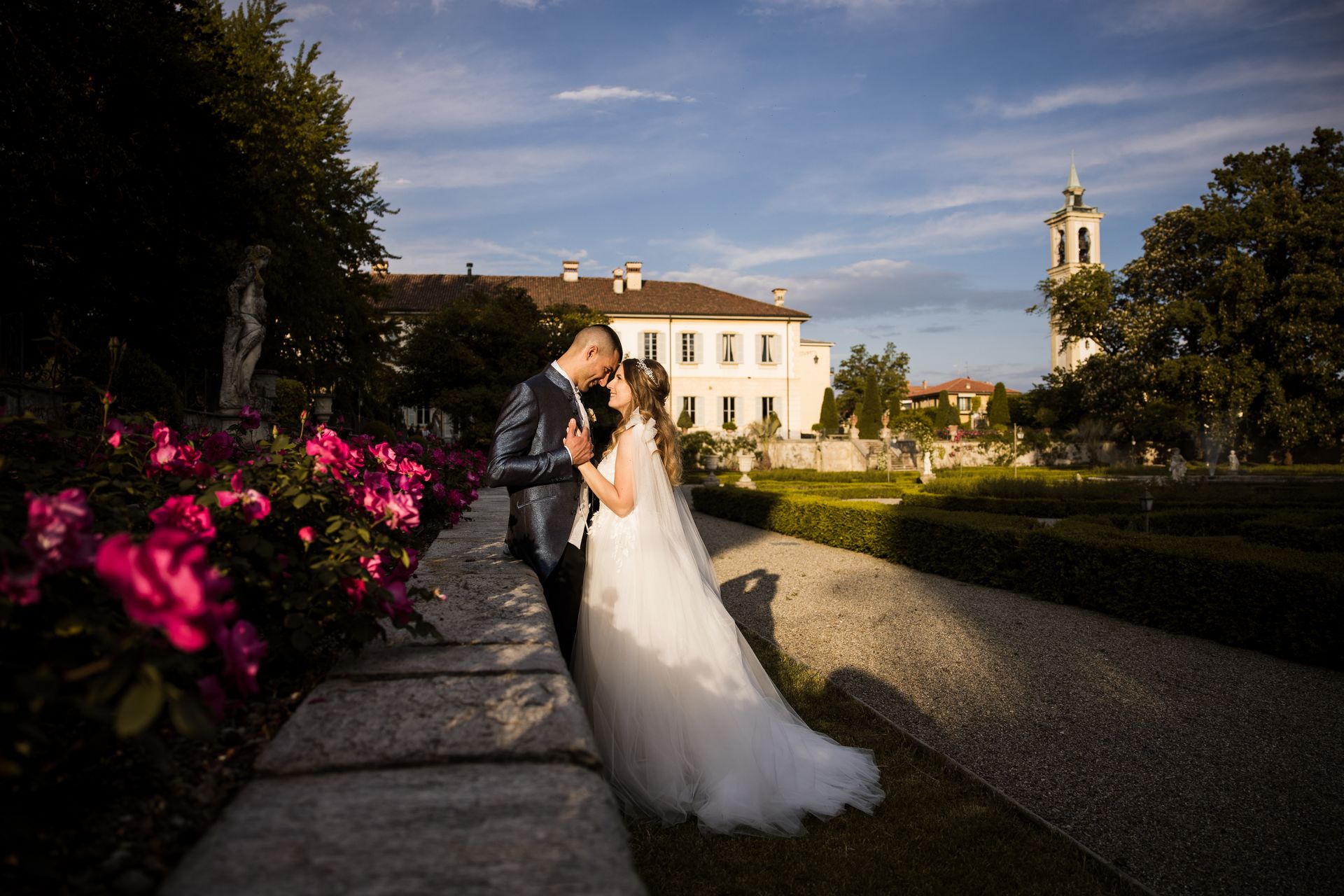 Durante il matrimonio di Erica e Andrea, ogni angolo di Villa Trivulzio di Omate si è acceso con i toni ottanio, giallo e arancione.