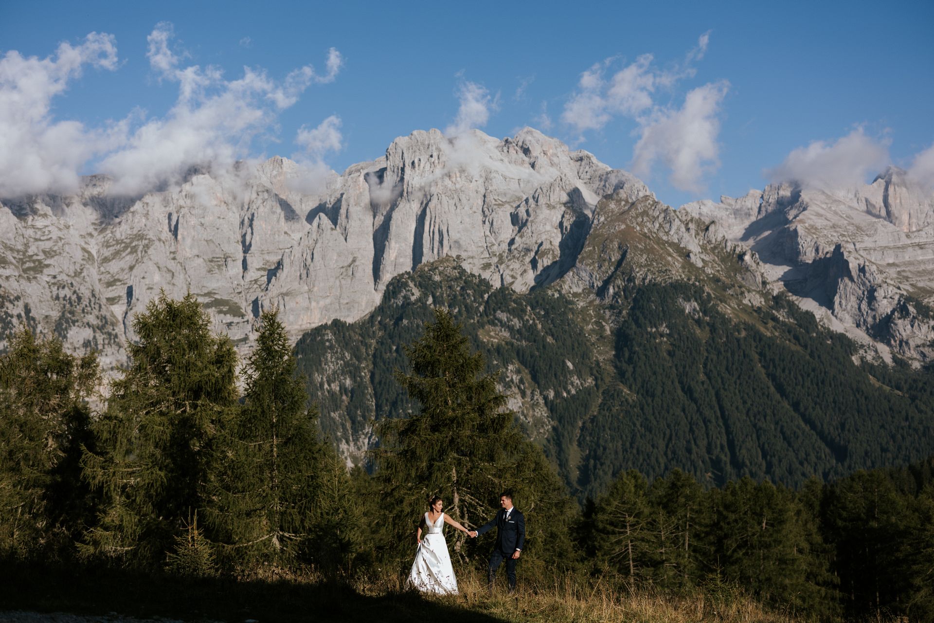 Il matrimonio in montagna di Alina e Filippo ha unito romanticismo e semplicità. D'altronde, il panorama era quello delle Dolomiti.