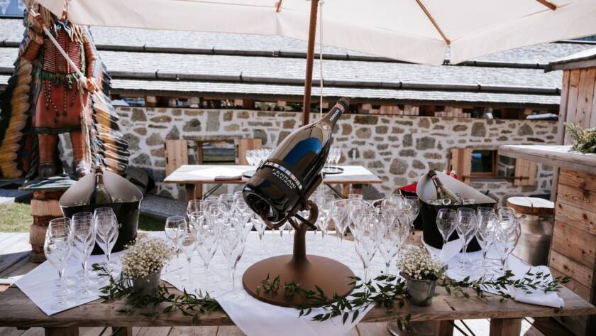 Dopo la cerimonia presso la chiesa di Madonna di Campiglio, Filippo e Alina hanno ospitato il ricevimento di matrimonio presso Baita Cioccomiti Malga Vigo