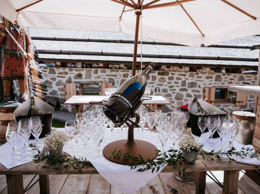 Dopo la cerimonia presso la chiesa di Madonna di Campiglio, Filippo e Alina hanno ospitato il ricevimento di matrimonio presso Baita Cioccomiti Malga Vigo