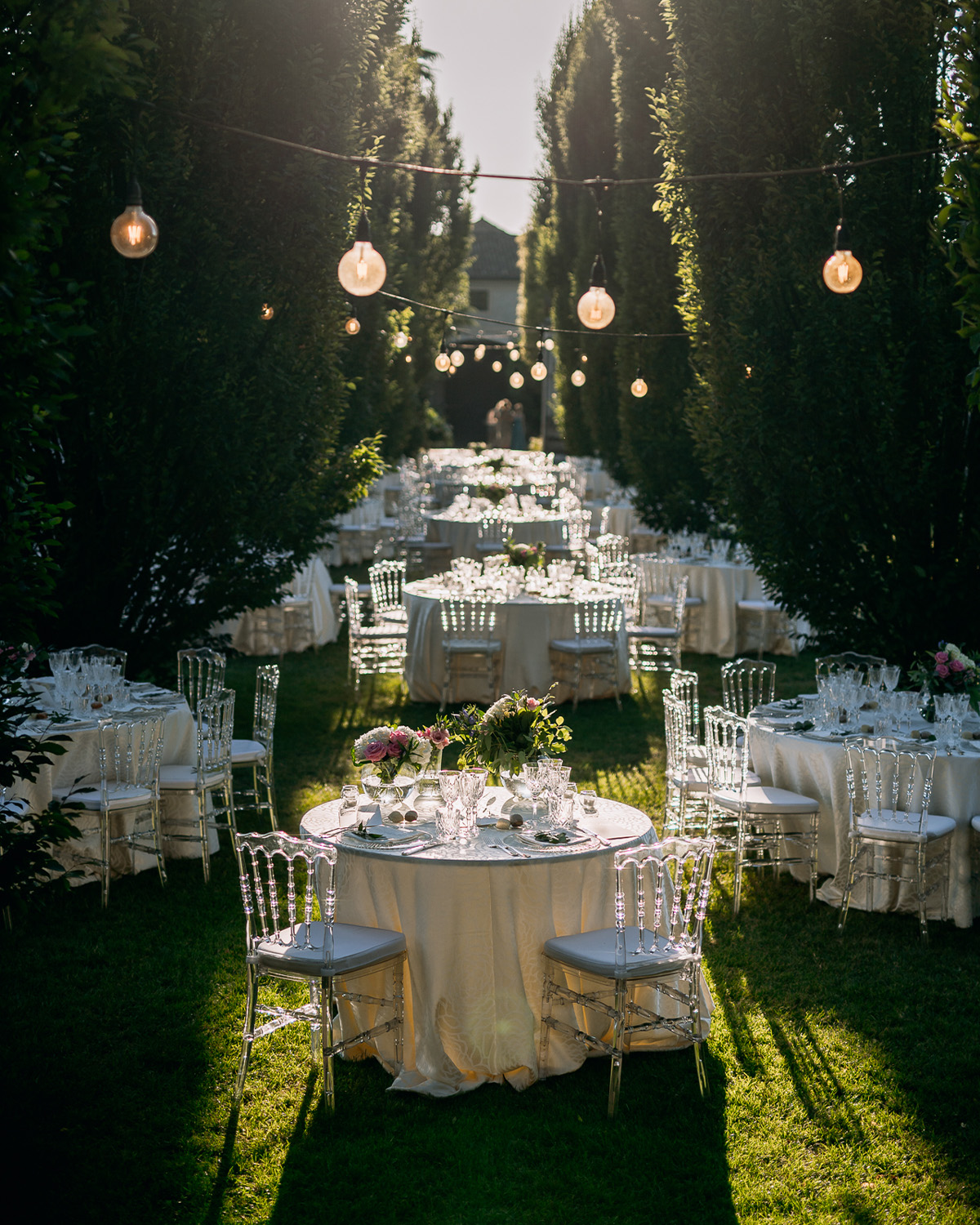 Ivana Vegetti è da anni una wedding planner – il significato? Con esperienza e precisione, guida le coppie verso il servizio che a loro serve: full planning, organizzazione prima dell'evento, coordinazione durante l'evento.