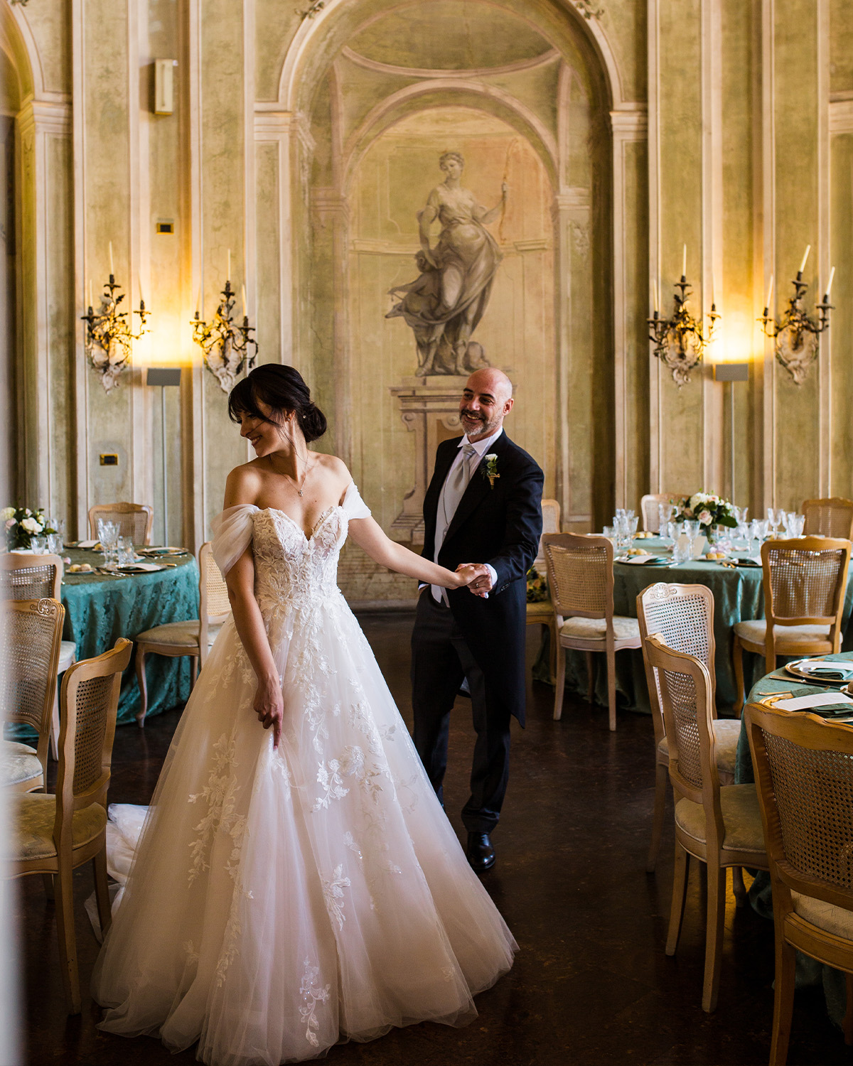 Ivana Vegetti è da anni una wedding planner – il significato? Con esperienza e precisione, guida le coppie verso il servizio che a loro serve: full planning, organizzazione prima dell'evento, coordinazione durante l'evento.