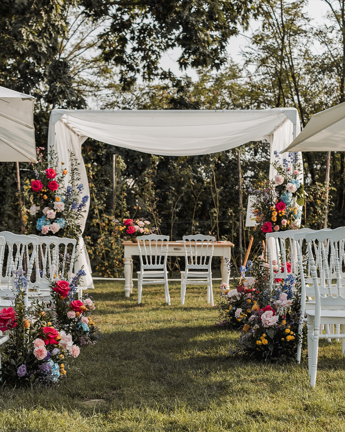 Ivana Vegetti è da anni una wedding planner – il significato? Con esperienza e precisione, guida le coppie verso il servizio che a loro serve: full planning, organizzazione prima dell'evento, coordinazione durante l'evento.