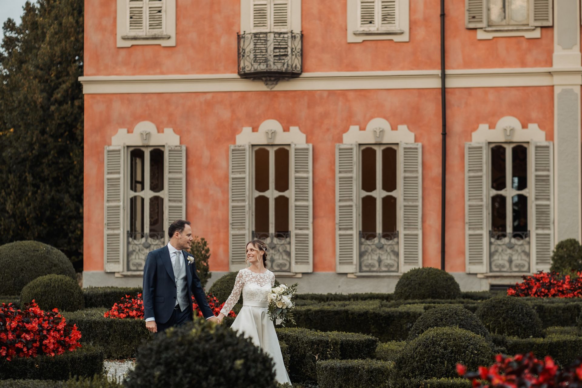 Matrimonio a Villa Subaglio Merate Lecco. coppia di sposi nei giardini della villa